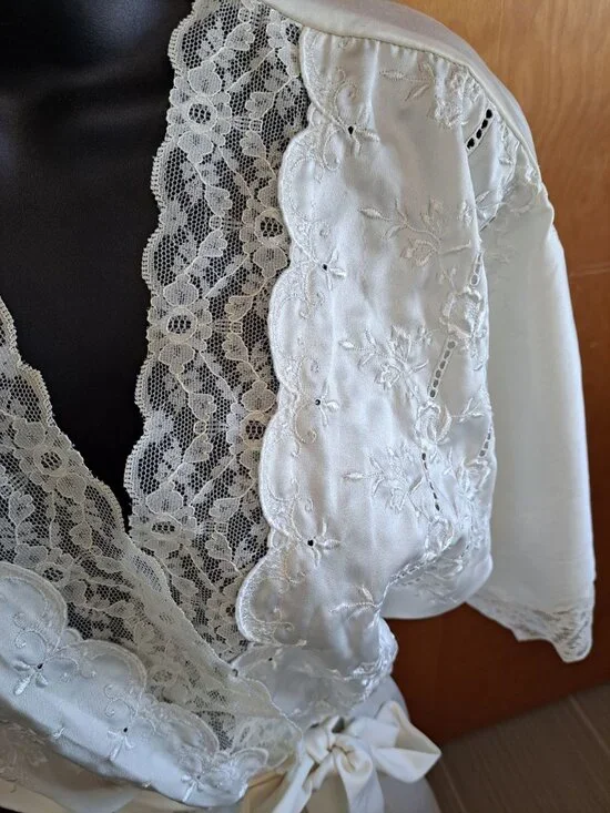 Vintage Victoria's Secret Ivory Lace Trimmed Kimono Robe Feminine Belted Medium - Picture 3 of 10